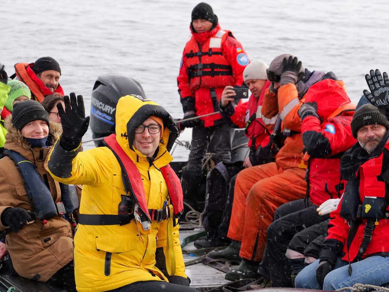 Украинский ледокол "Ноосфера" доставит полярников в Чили, оттуда они будут добираться до Украины самолетами и наземным транспортом