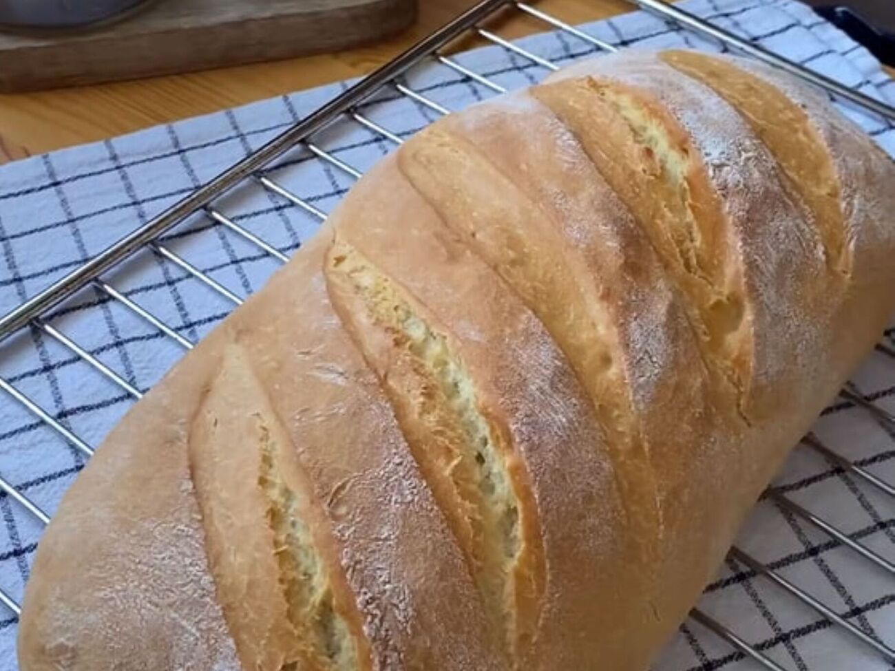 По словам блогера, рукав для выпекания создает дополнительную влагу, хлеб хорошо поднимается, имеет хрустящую корочку и получается мягким внутри