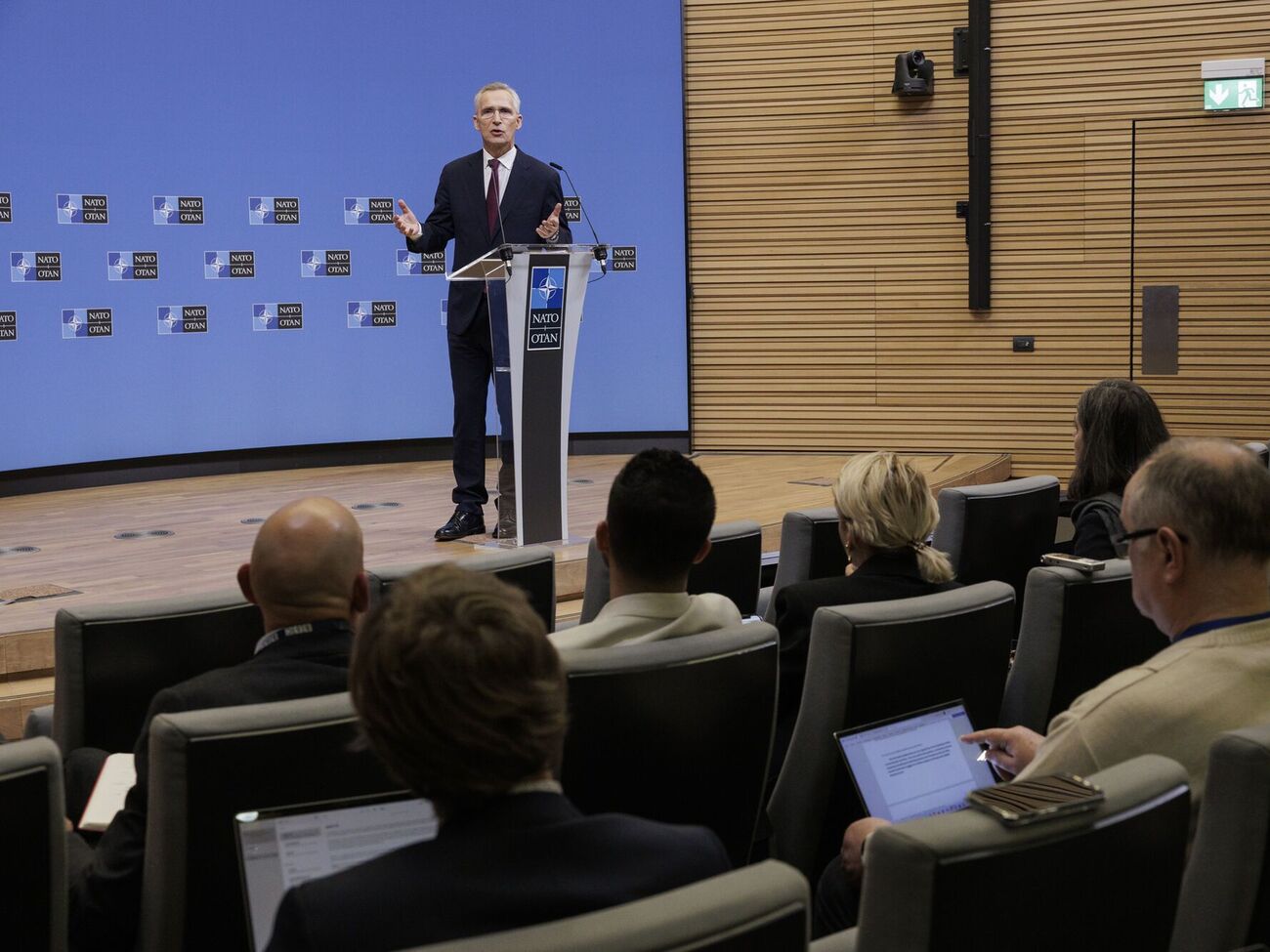 Союзникам нужно мобилизовать больше поддержки Украине в ближайшие дни и недели, отметил Столтенберг