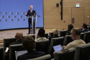 Союзникам потрібно мобілізувати більше підтримки Україні найближчими днями й тижнями, зазначив Столтенберг
