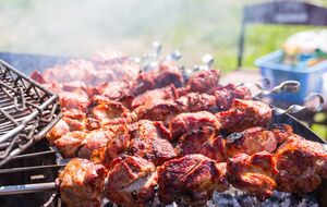 Мясо нужно хорошо мариновать, используя яблочный уксус, лимон, томатный сок и сухое вино