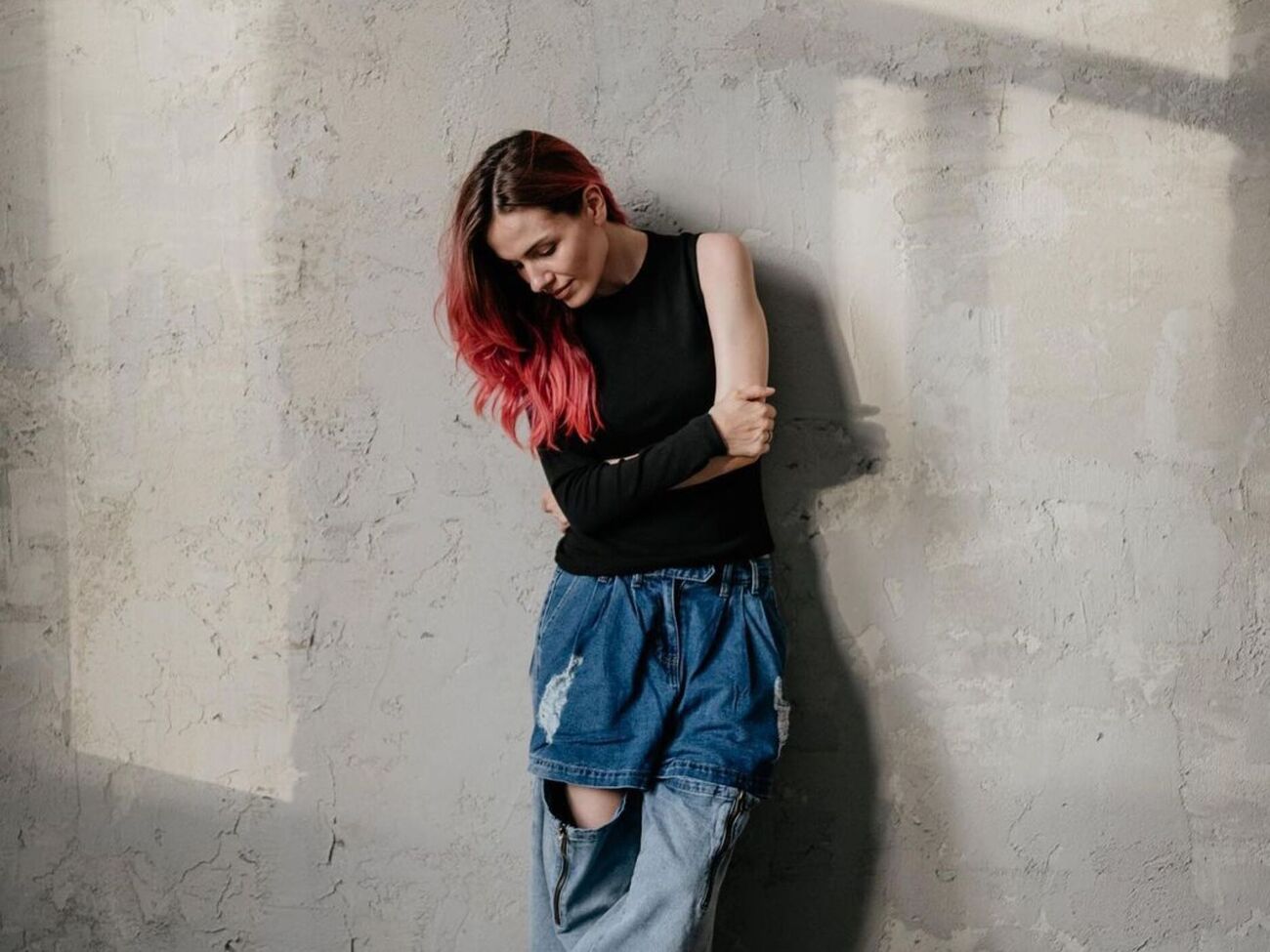 MamaRika: Я бы очень хотела сказать, что это трек об опыте, который мы пережили. Нет. Все происходит прямо сейчас