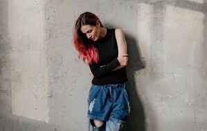 MamaRika: Я б дуже хотіла сказати, що це трек про досвід, який ми пережили. Ні. Усе відбувається прямо зараз