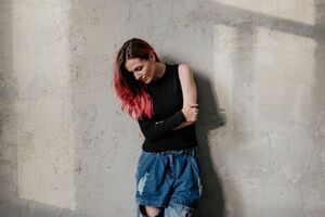 MamaRika: Я бы очень хотела сказать, что это трек об опыте, который мы пережили. Нет. Все происходит прямо сейчас