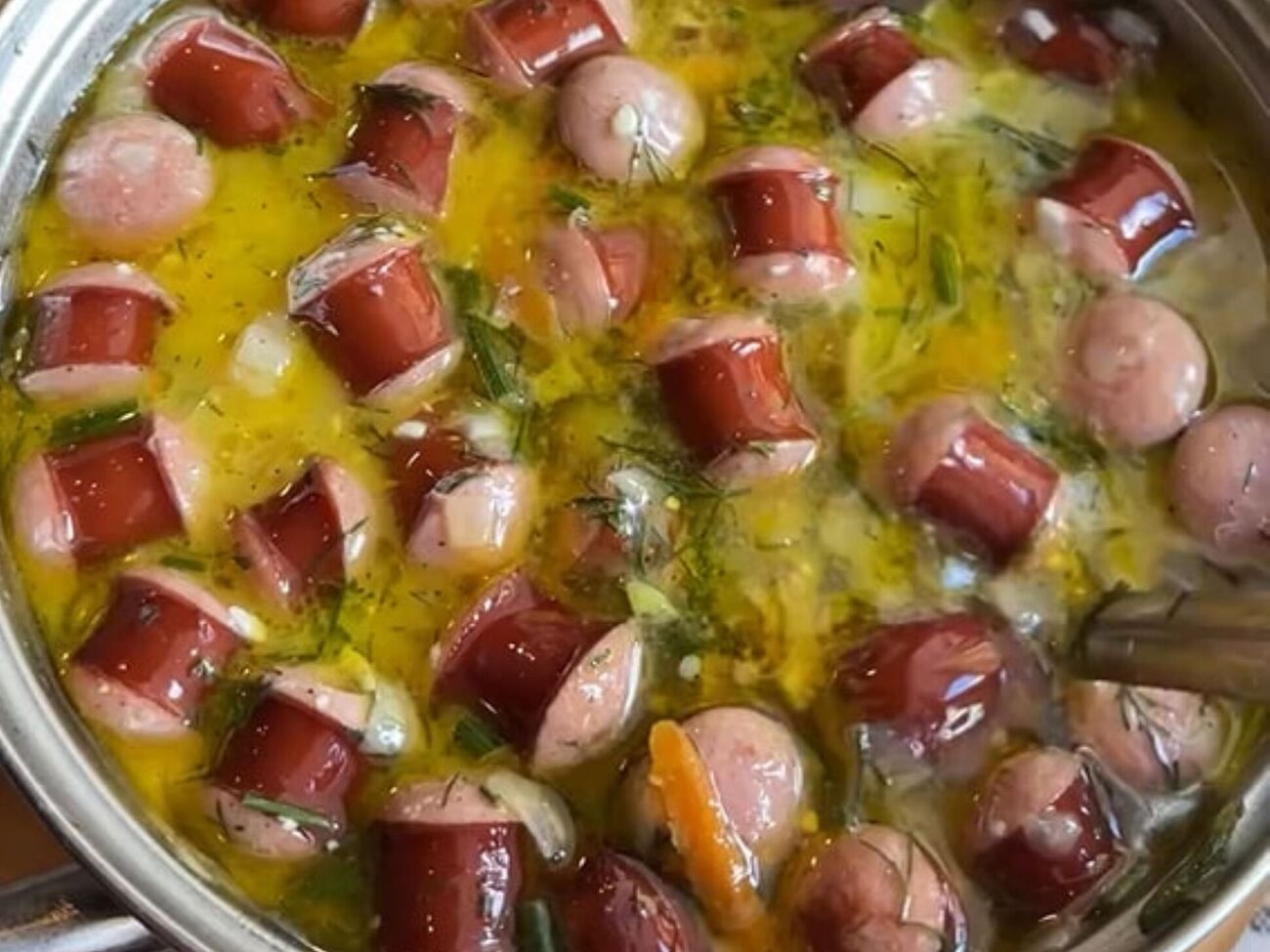 В самом конце добавьте в суп тертый плавленый сыр и зелень