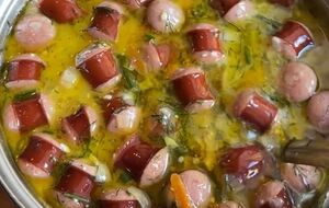 Наприкінці додайте в суп тертий плавлений сир і зелень