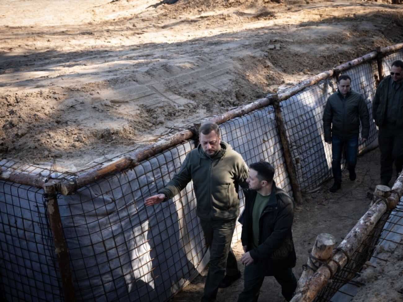 Зеленському доповіли про будівництво трьох ліній рубежів оборони в Чернігівській області, зазначили в ОП