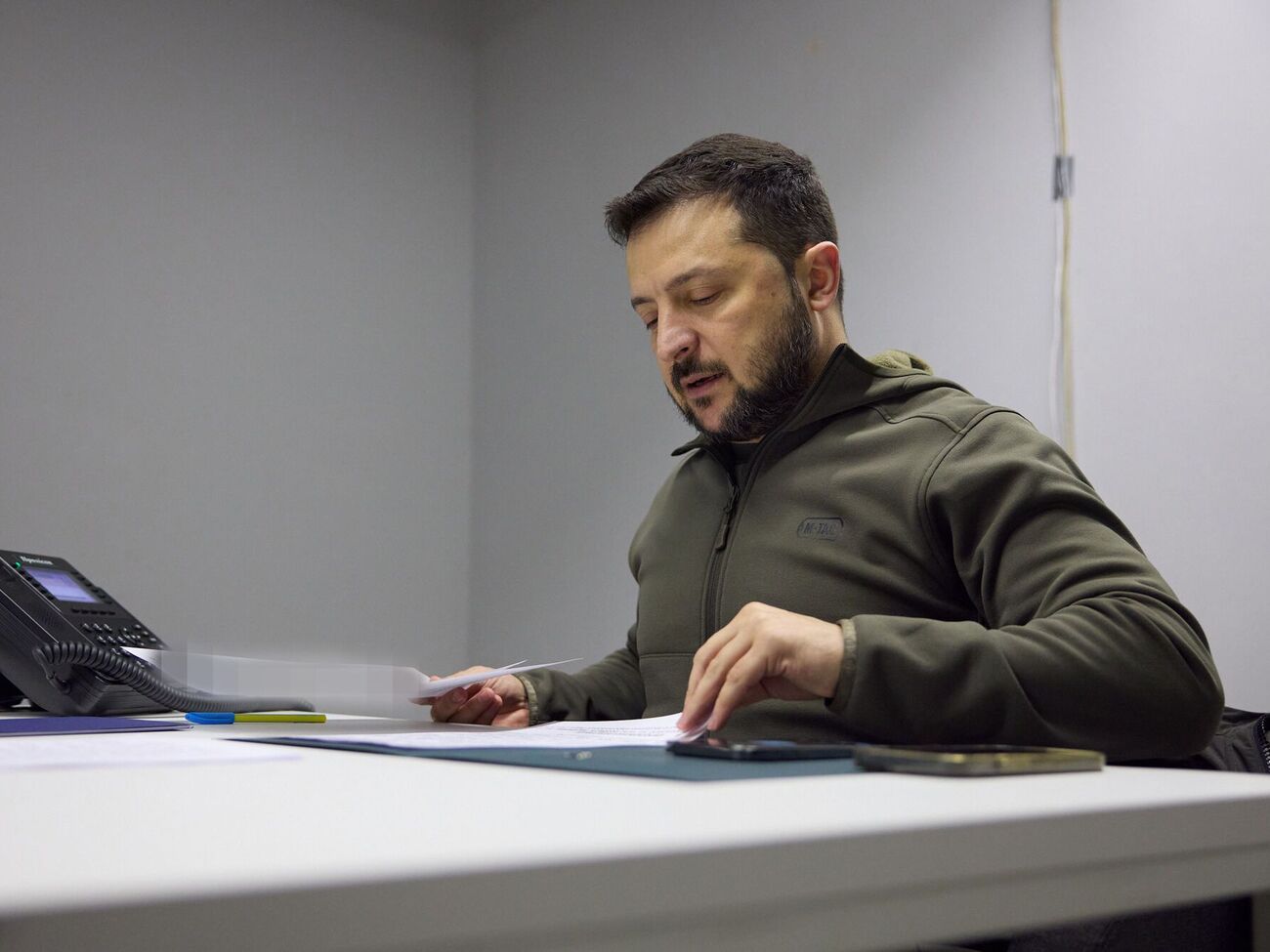 Зеленский: Россияне хотят уничтожить всю жизнь здесь