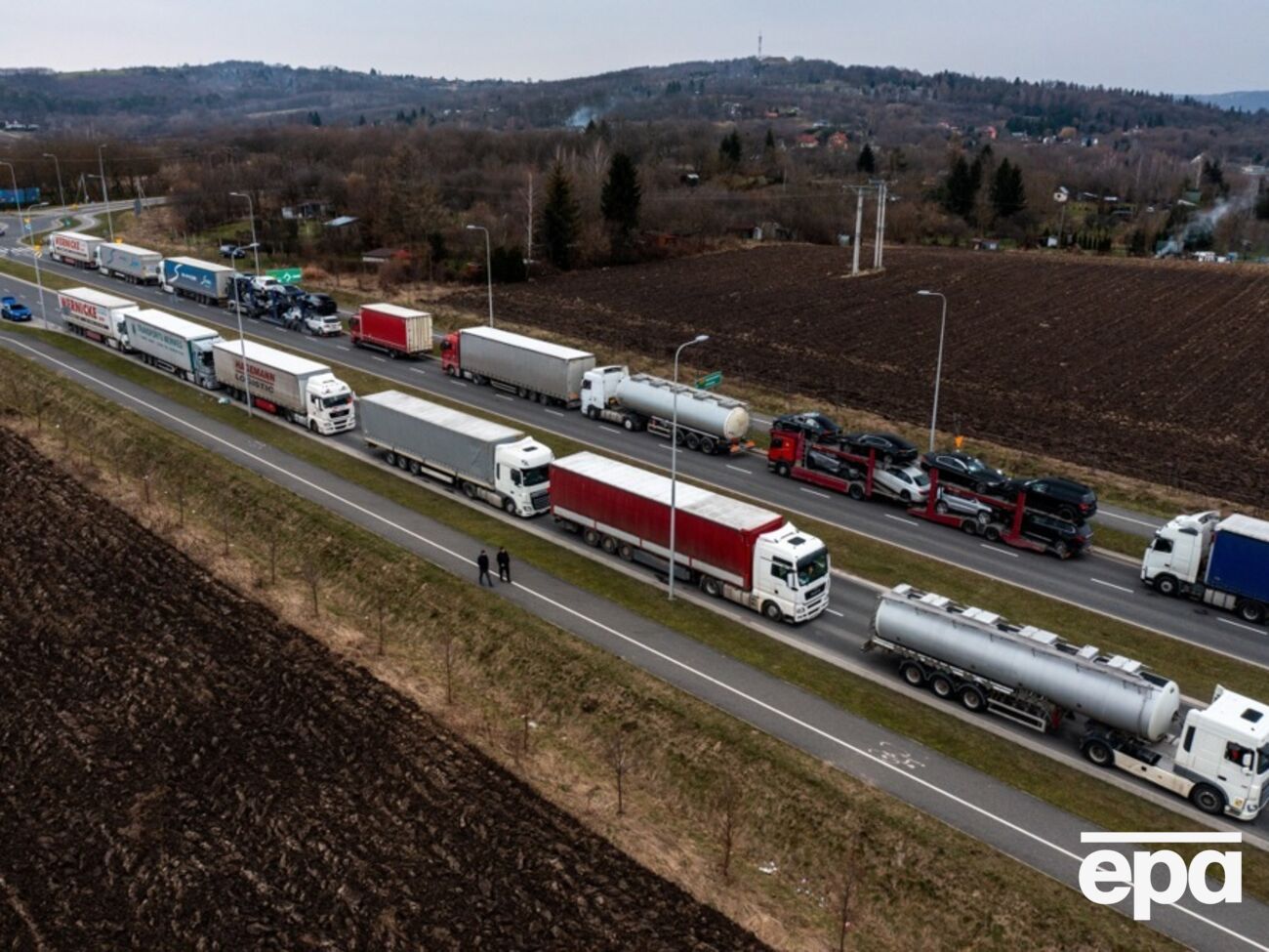 Поляки частично прекратили блокировку движения грузовиков на границе