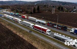 Поляки частично прекратили блокировку движения грузовиков на границе