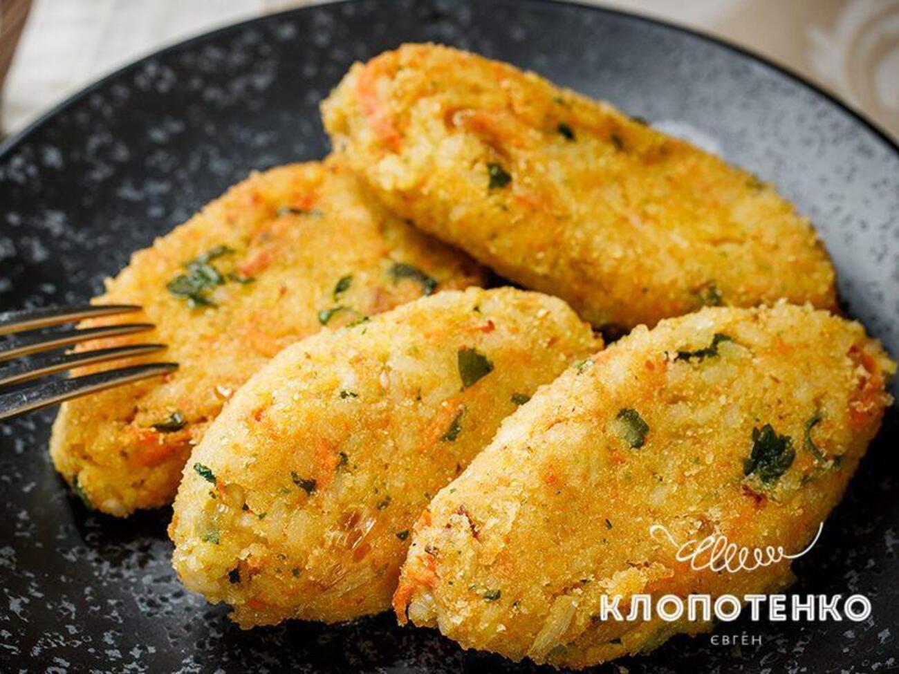 Котлети обсмажують до золотистої скоринки