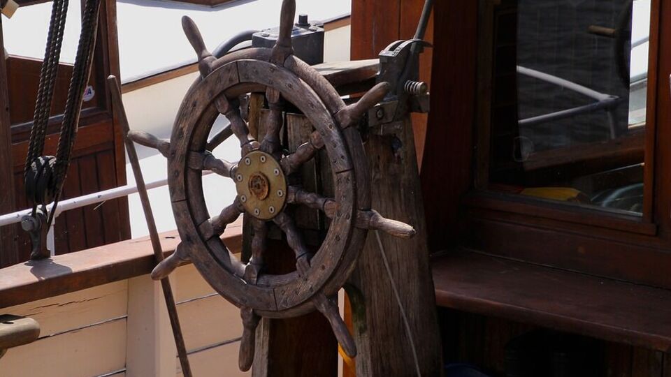 Катер столкнулся с пришвартованным судном