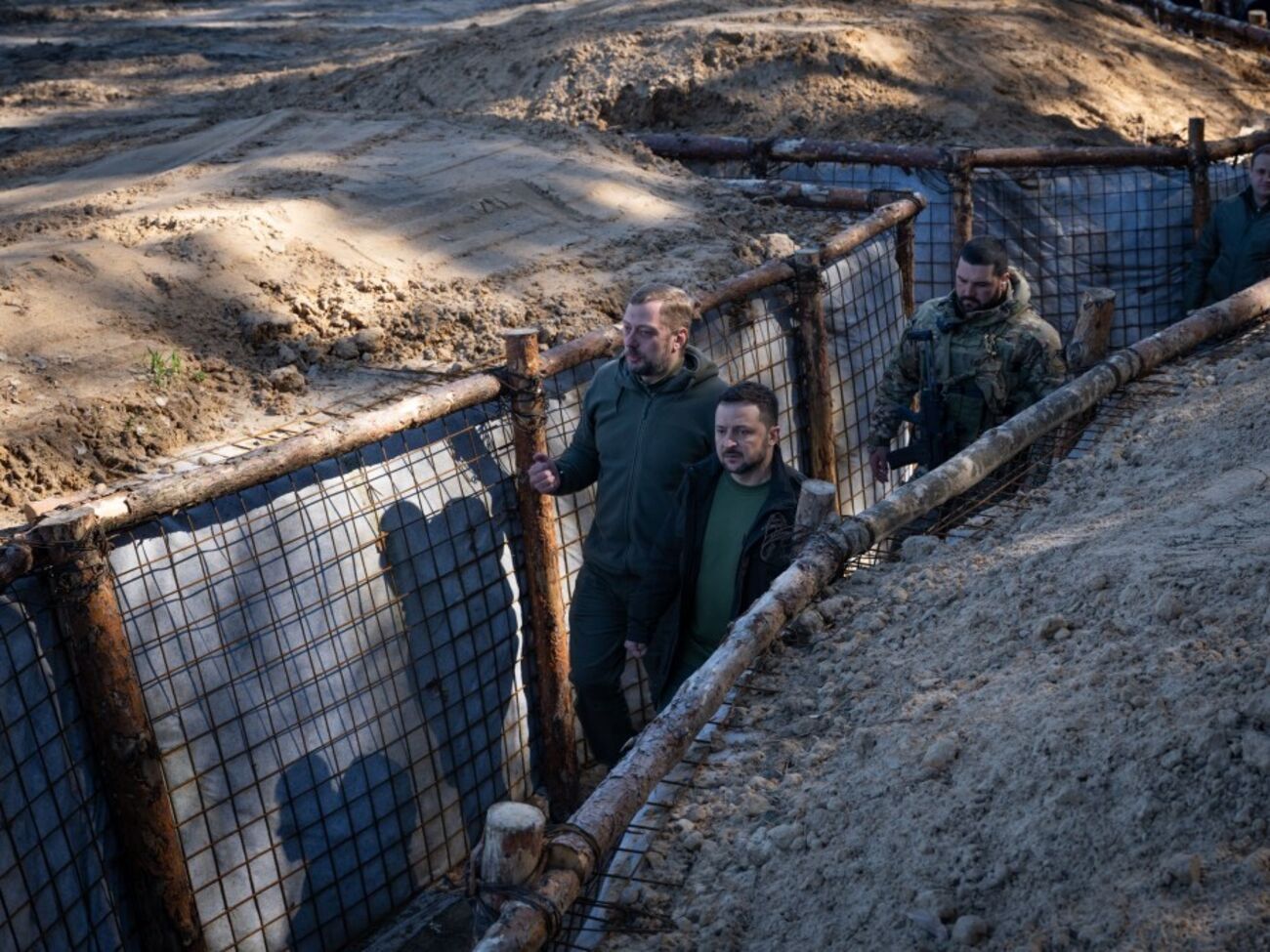 І росіяни, і білоруси мають знати, що в Україні буде три потужні лінії оборони і військо, зазначив Зеленський