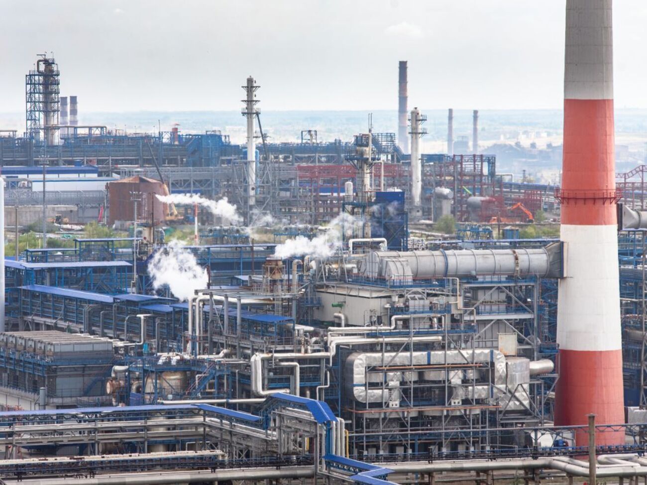 Нефтеперерабатывающий завод в Орске прекратил работу из-за прорывов дамбы и затопления города