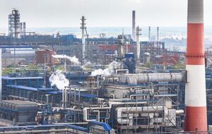 Нефтеперерабатывающий завод в Орске прекратил работу из-за прорывов дамбы и затопления города