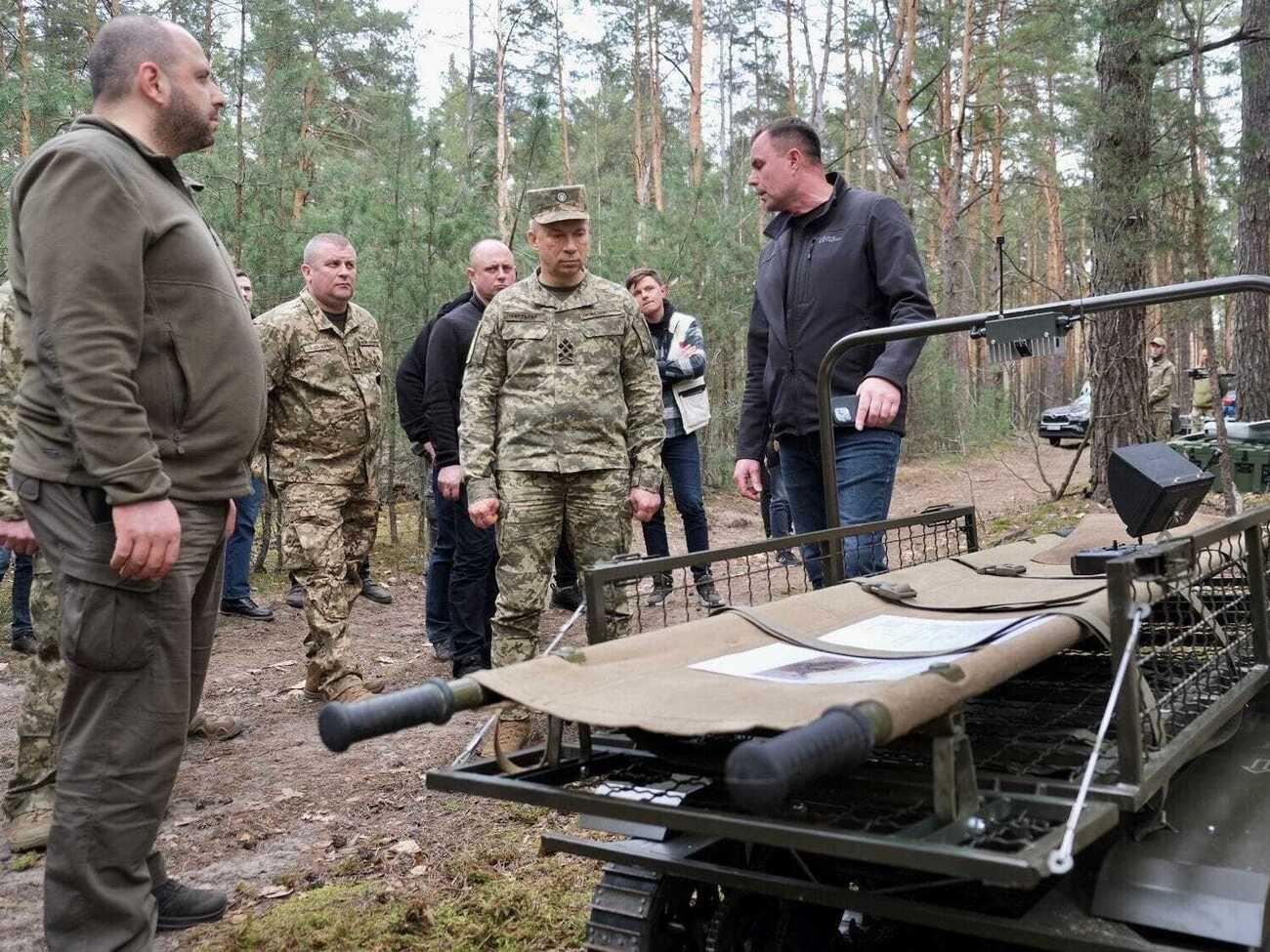 Сырскому и Умерову показали новых военных роботов