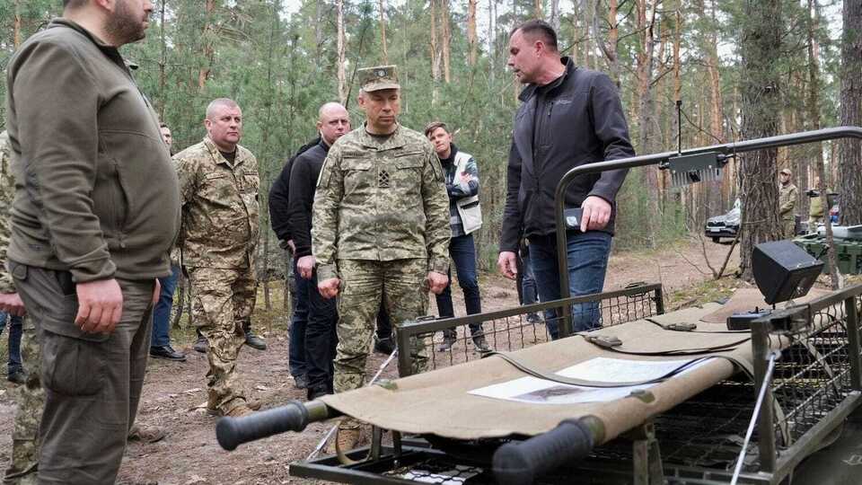 Сырскому и Умерову показали новых военных роботов