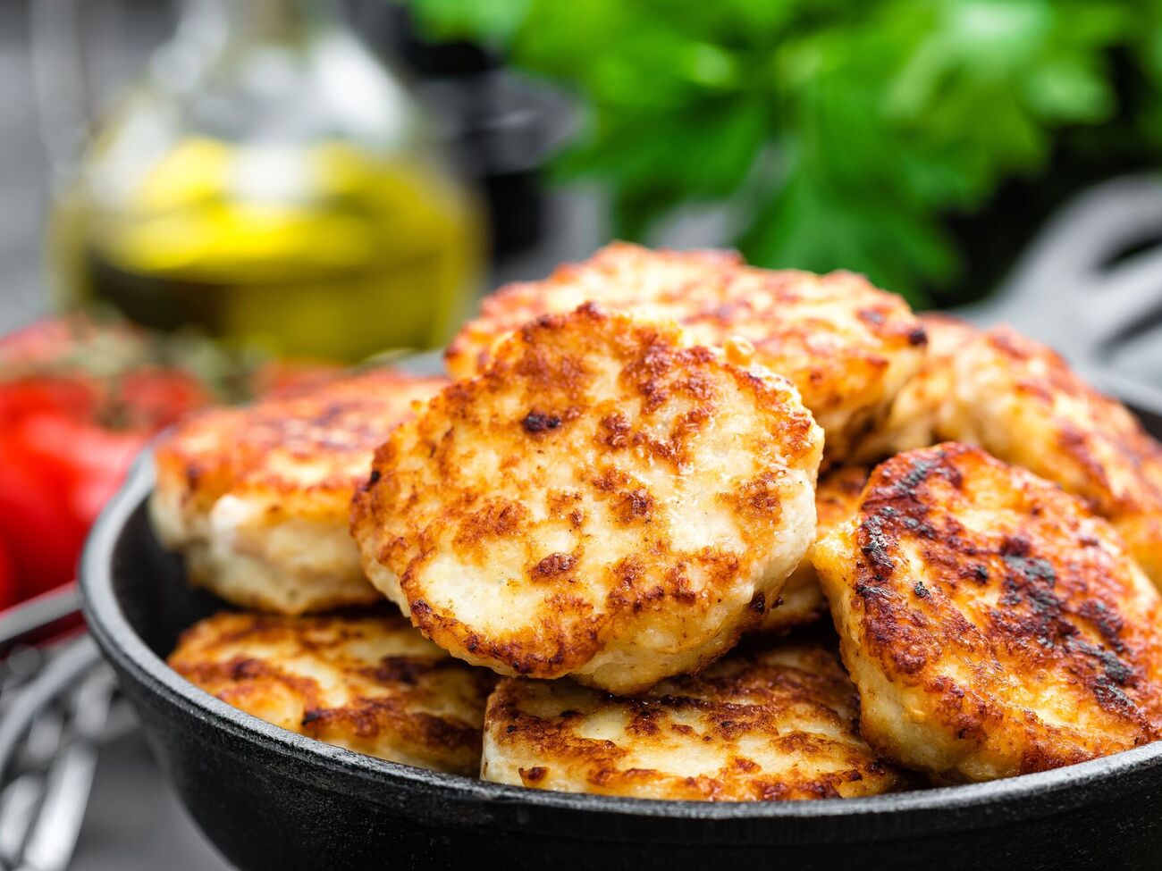 Перед тем как жарить котлеты, фарш необходимо оставить мариноваться на 12 часов