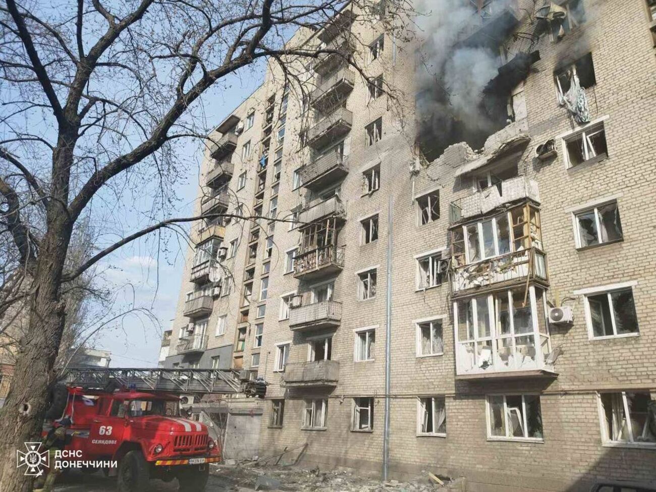 У Селидовому пожежники гасили пожежу у квартирі багатоповерхівки після російського прильоту