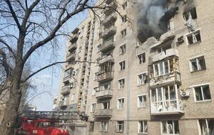 В Селидово пожарные тушили пожар в квартире многоэтажки после российского прилета