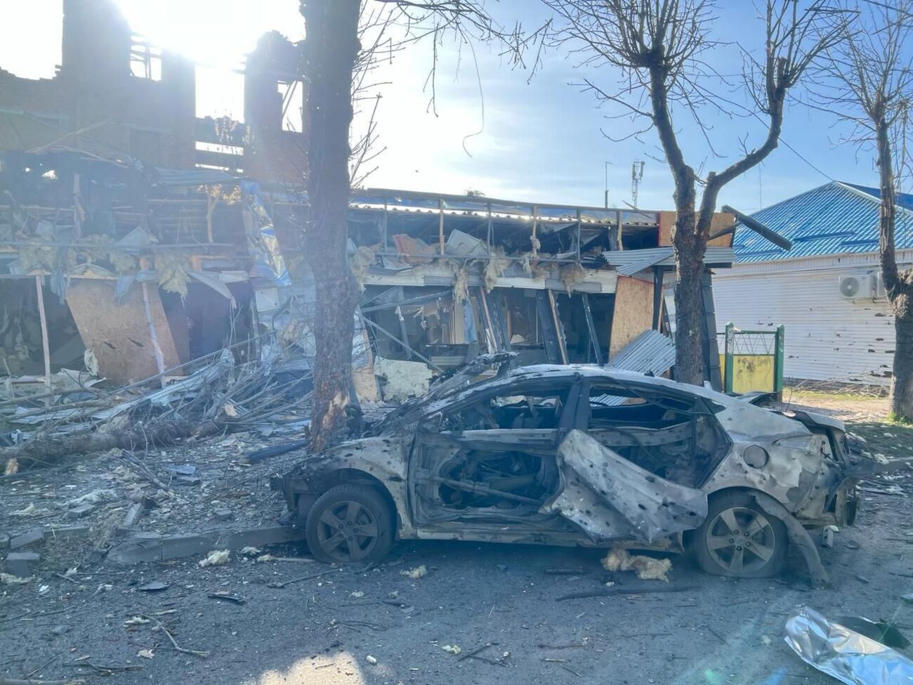 В результате удара по Белополью, кроме пострадавших людей, разрушены дома и уничтожены машины