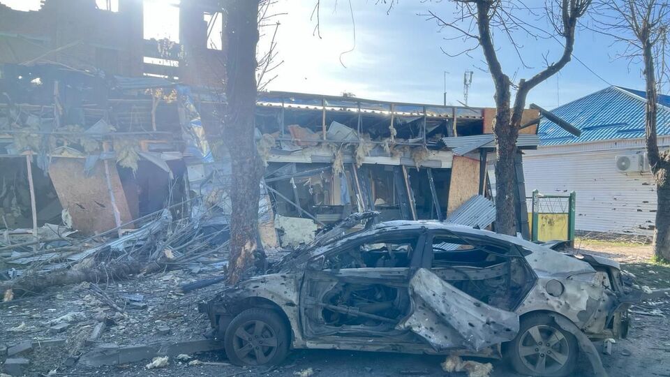 В результате удара по Белополью, кроме пострадавших людей, разрушены дома и уничтожены машины