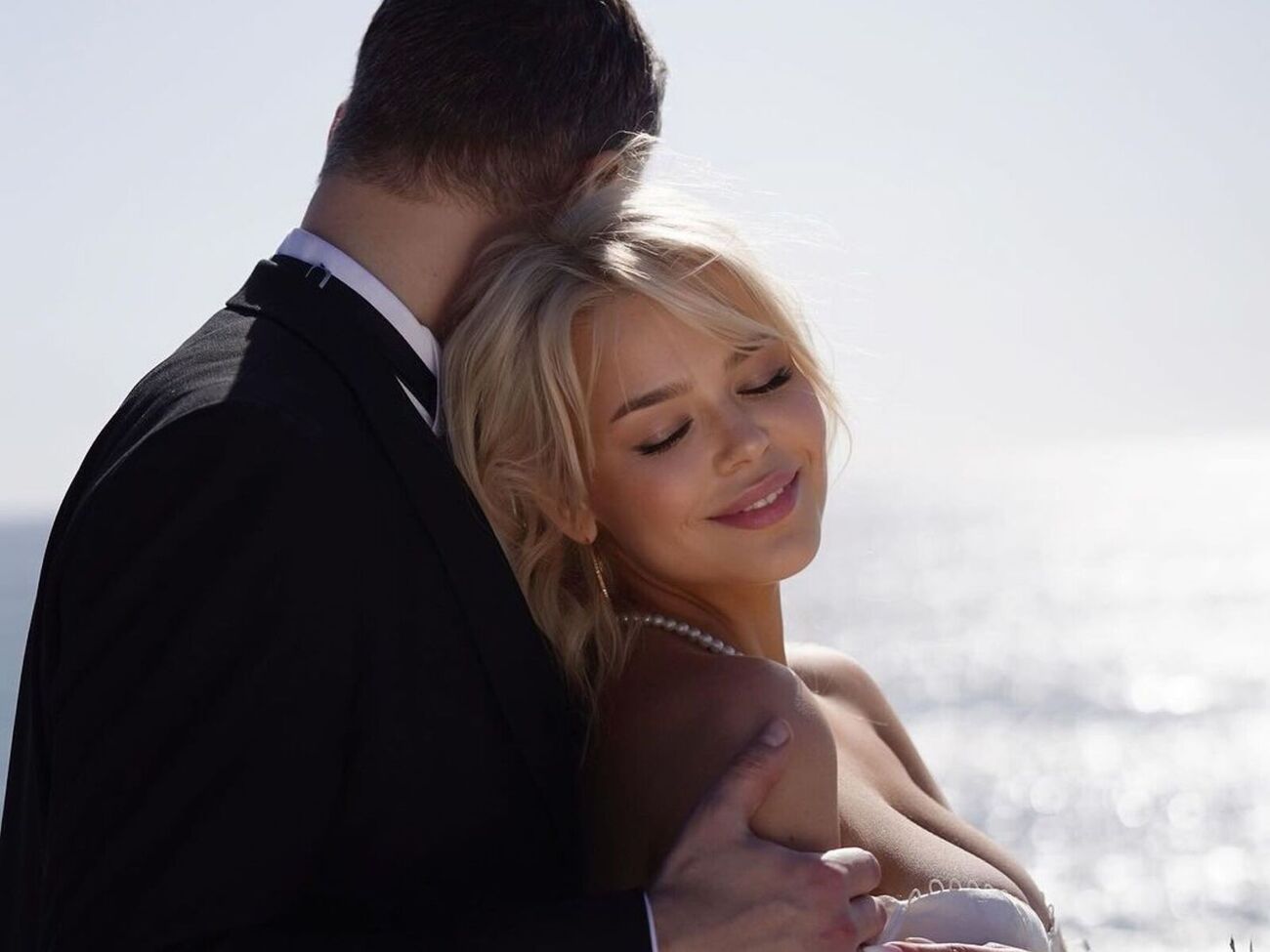 У березні співачка випустила кліп, у якому знялася в образі нареченої. Хто зіграв роль нареченого, вона не афішує