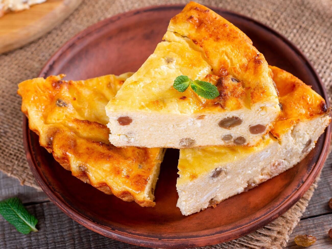 Запеканку готовьте в разогретой духовке в течение 45–55 минут. После того как сырная запеканка остынет, посыпьте ее сахарной пудрой