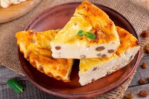 Запіканку готуйте в розігрітій духовці протягом 45–55 хвилин. Після того як сирна запіканка охолоне, посипте її цукровою пудрою