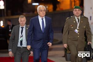 Запрянов (у центрі) висловився про надання допомоги Україні