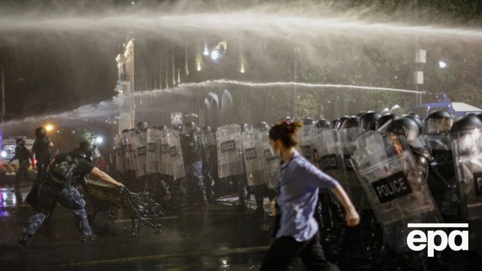 Грузинская полиция применила против протестующих газ и водомет
