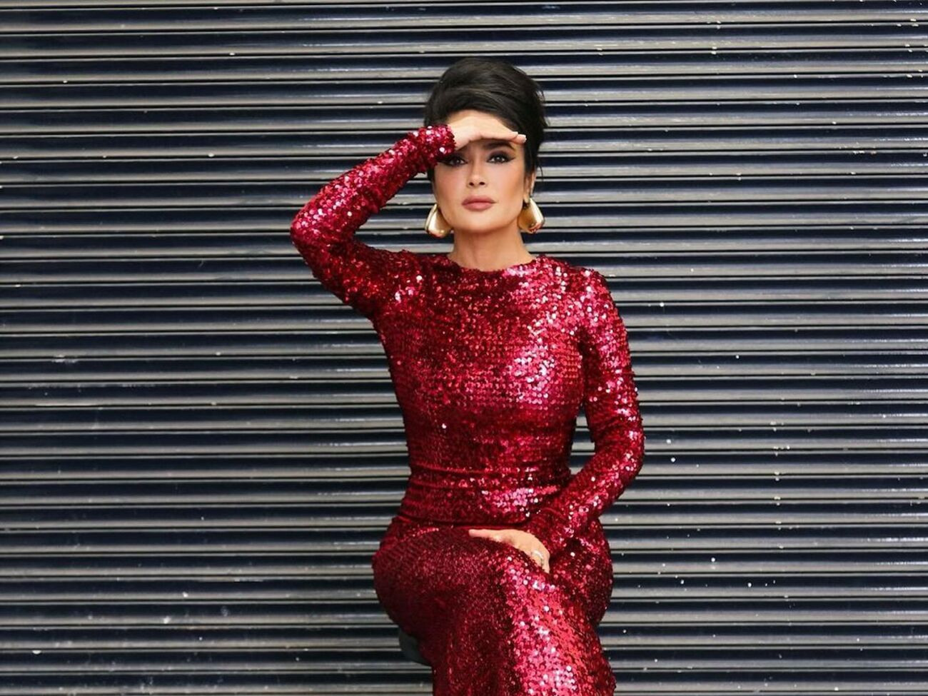 Для одного из образов Хайек примерила вишневое платье в пайетках