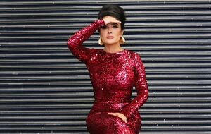 Для одного из образов Хайек примерила вишневое платье в пайетках