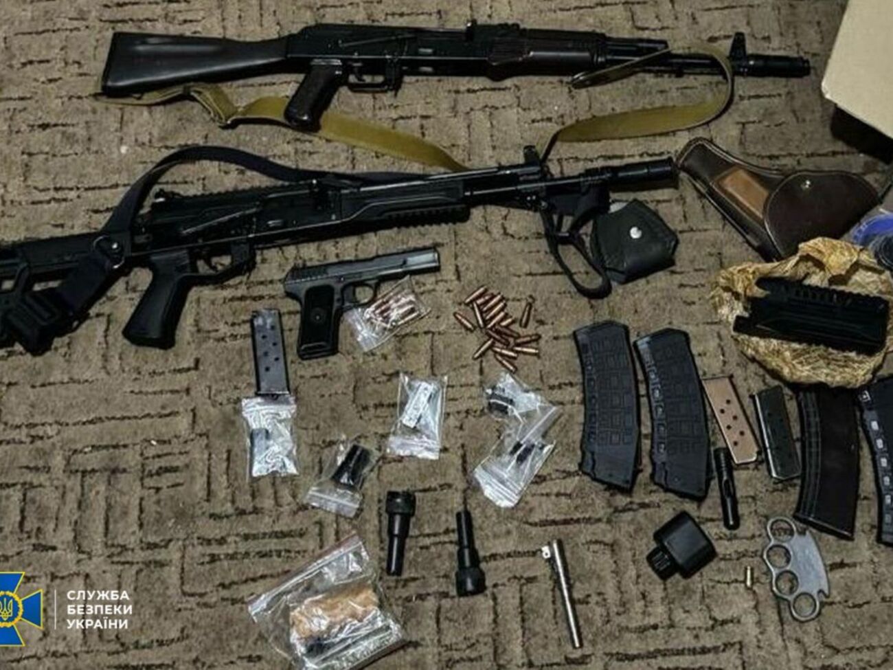 У подозреваемых изъято 28 пистолетов и более десятка снайперских винтовок