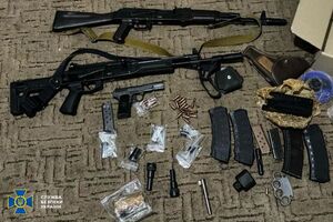 У підозрюваних вилучили 28 пістолетів і понад 10 снайперських гвинтівок