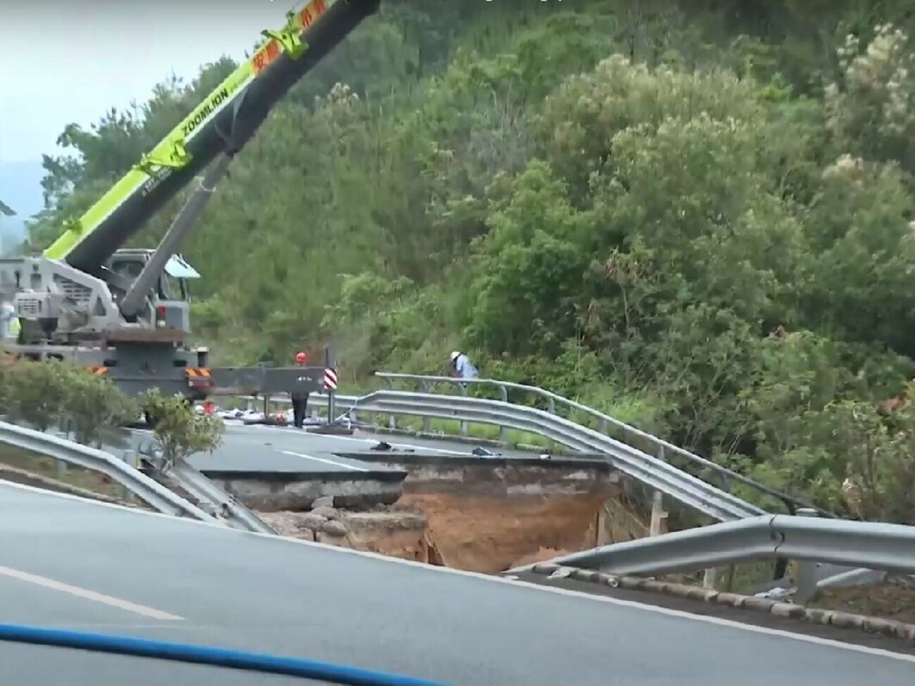 Обвалился участок автотрассы длиной почти 18 метров