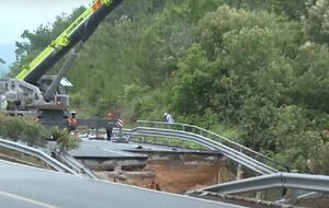 Обвалился участок автотрассы длиной почти 18 метров