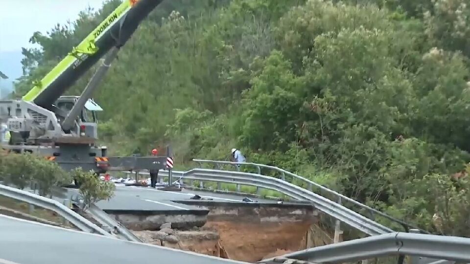 Обвалился участок автотрассы длиной почти 18 метров