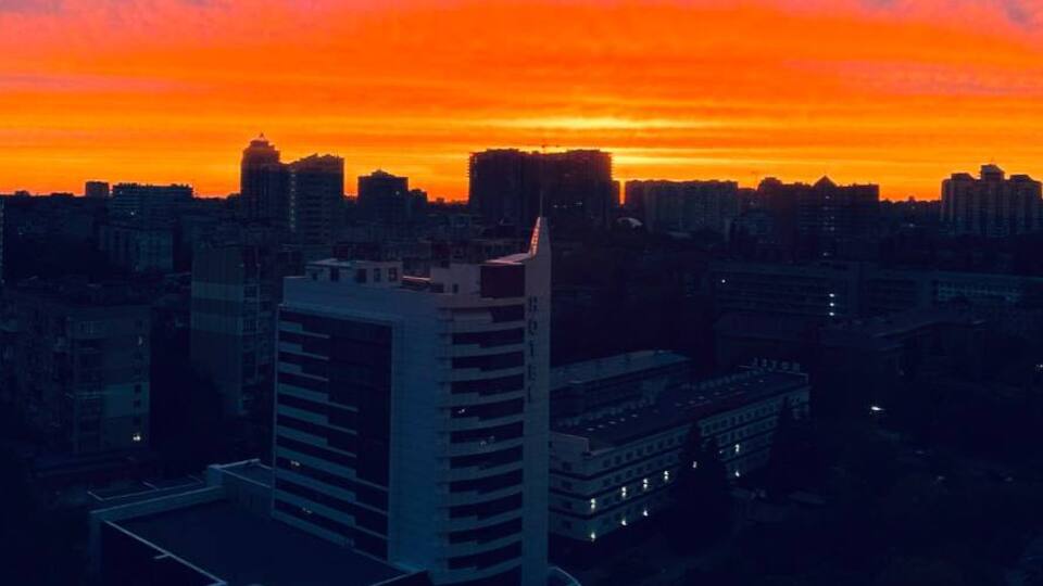 На месте прилета начался сильный пожар