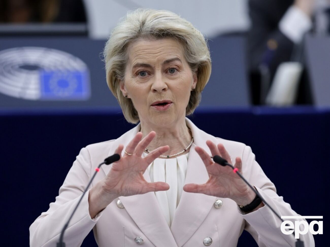 Фон дер Ляєн заявила, що з "великою тривогою" стежить за ситуацією і засуджує насильство на вулицях Тбілісі