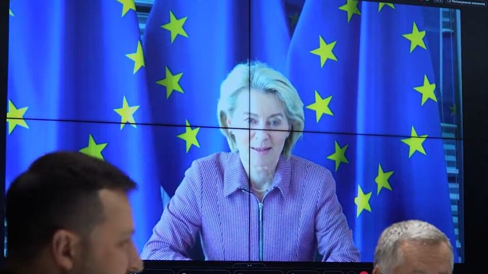 Зеленский во время видеоразговора с фон дер Ляйен поблагодарил ее за то, что "ЕС вместе с Украиной", отметили в ОП