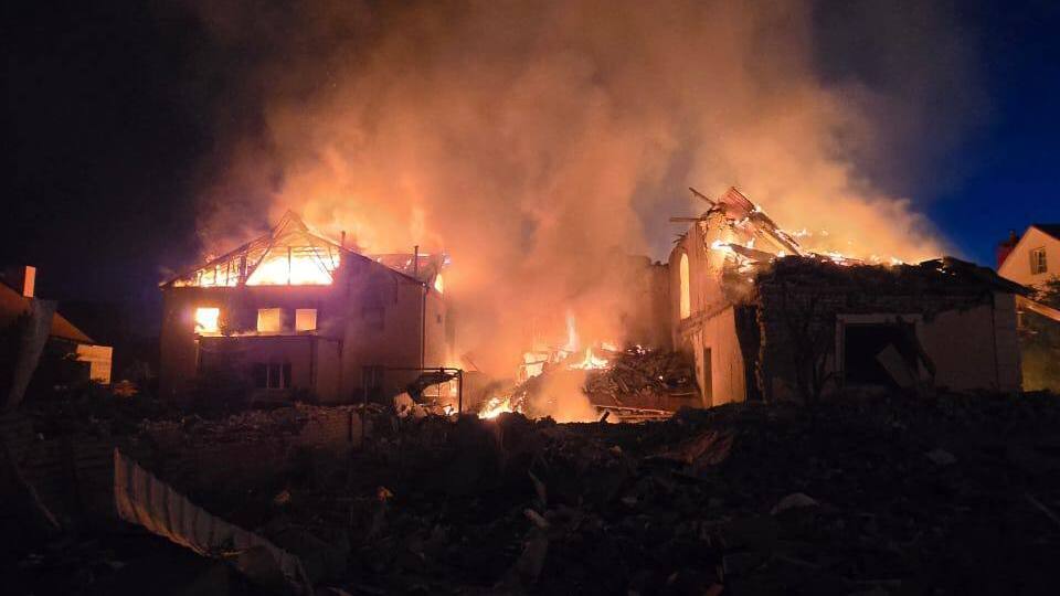 Унаслідок ворожої атаки спалахнуло три приватні будинки