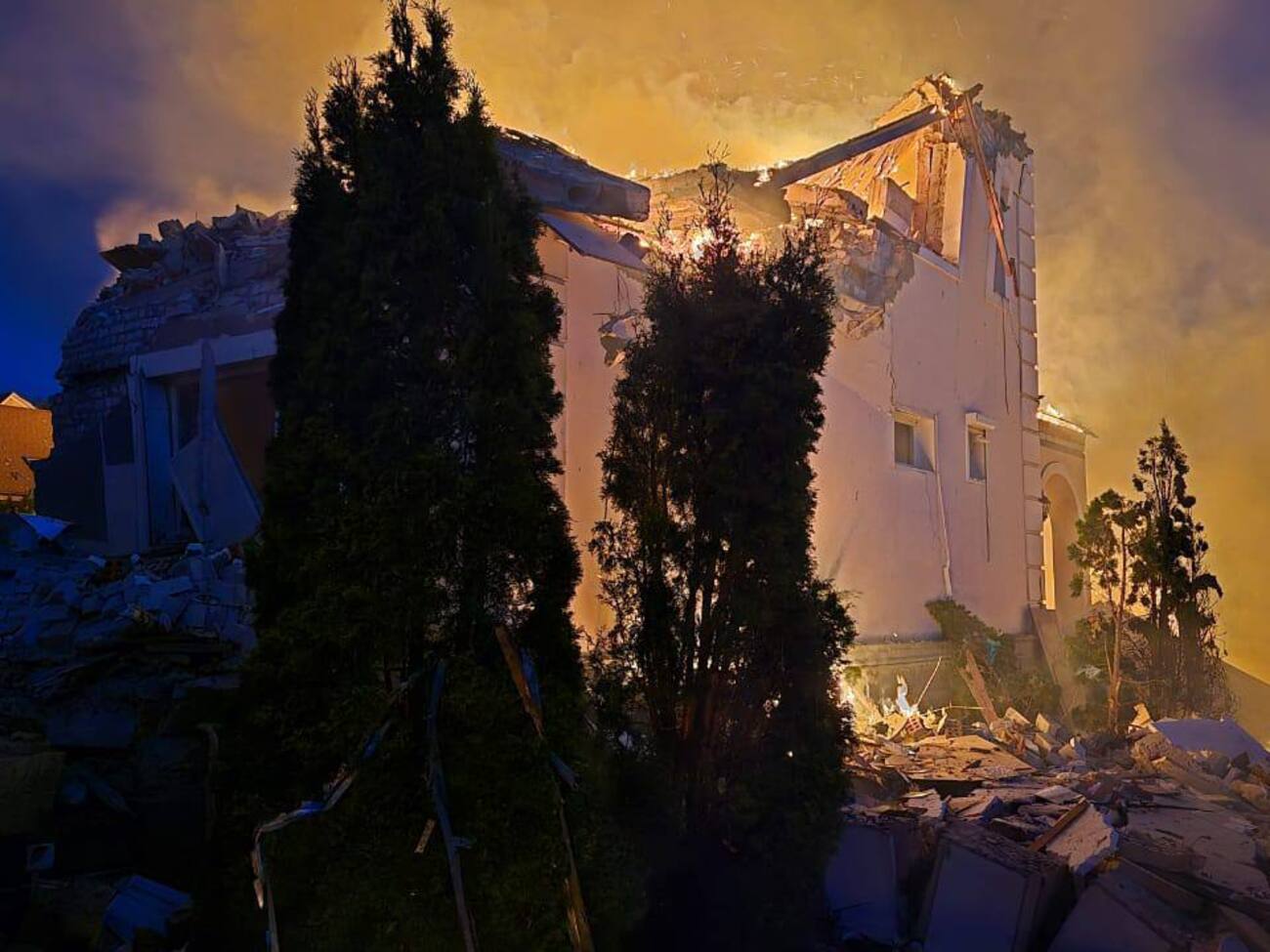 По данным Терехова, из трех загоревшихся домов два полностью разрушены