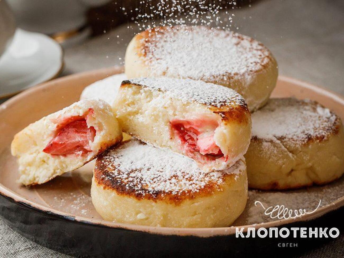 Сырники перед подачей нужно присыпать сахарной пудрой