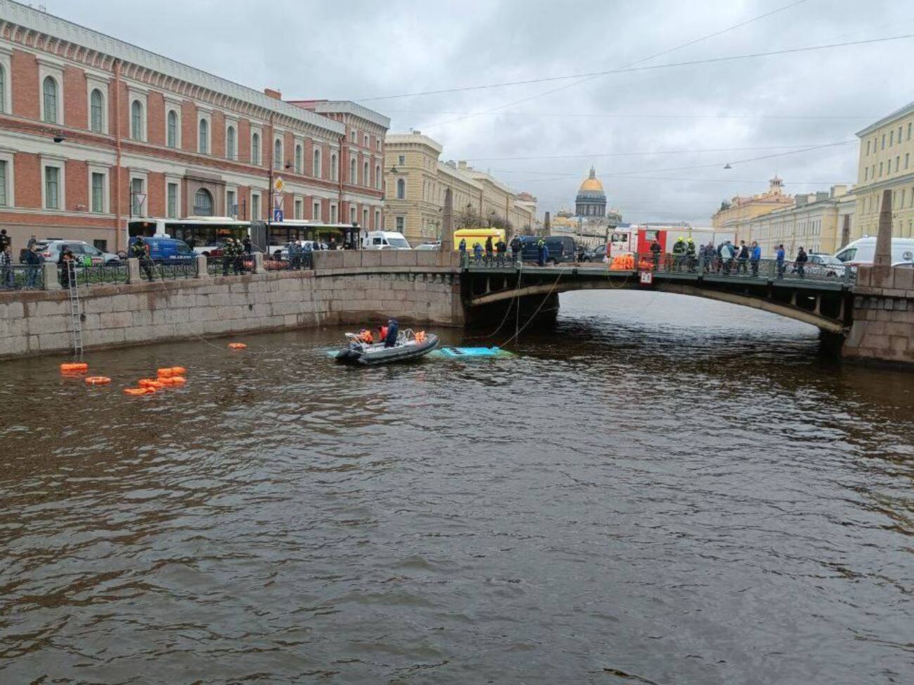 Автобус одразу пішов під воду