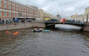 Автобус сразу ушел под воду