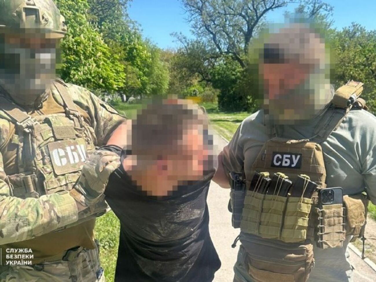 Сотрудники СБУ задержали фигуранта "на горячем", когда он пытался установить веб-камеру возле железнодорожных путей