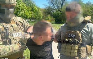 Сотрудники СБУ задержали фигуранта "на горячем", когда он пытался установить веб-камеру возле железнодорожных путей