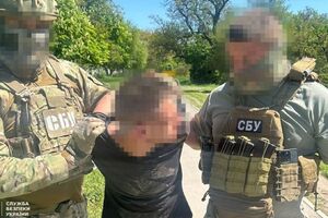Співробітники СБУ затримали фігуранта на гарячому, коли він намагався встановити вебкамеру біля залізничних колій