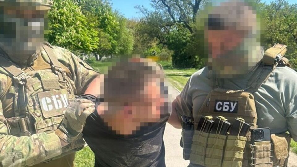 Співробітники СБУ затримали фігуранта на гарячому, коли він намагався встановити вебкамеру біля залізничних колій